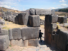 kamenná brána v pevnosti