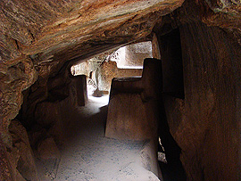 jeskyně s oltářem a několika stoly