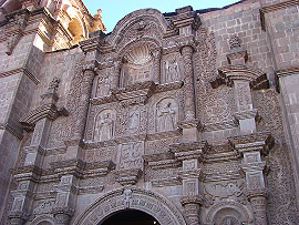 detail průčelí katedrály v Punu
