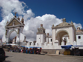 bělostná katedrála ve městě Copacabana