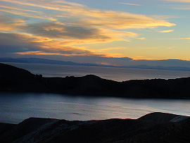 jezero Titicaca těsně po západu Slunce