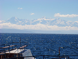 za jezerem Titicaca se zvedají vrcholky And