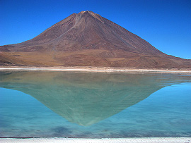laguna Verde a vulkán Llicancabur (5868m)